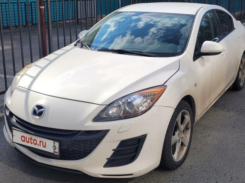 Мазда 3 бл с белым задним бампером