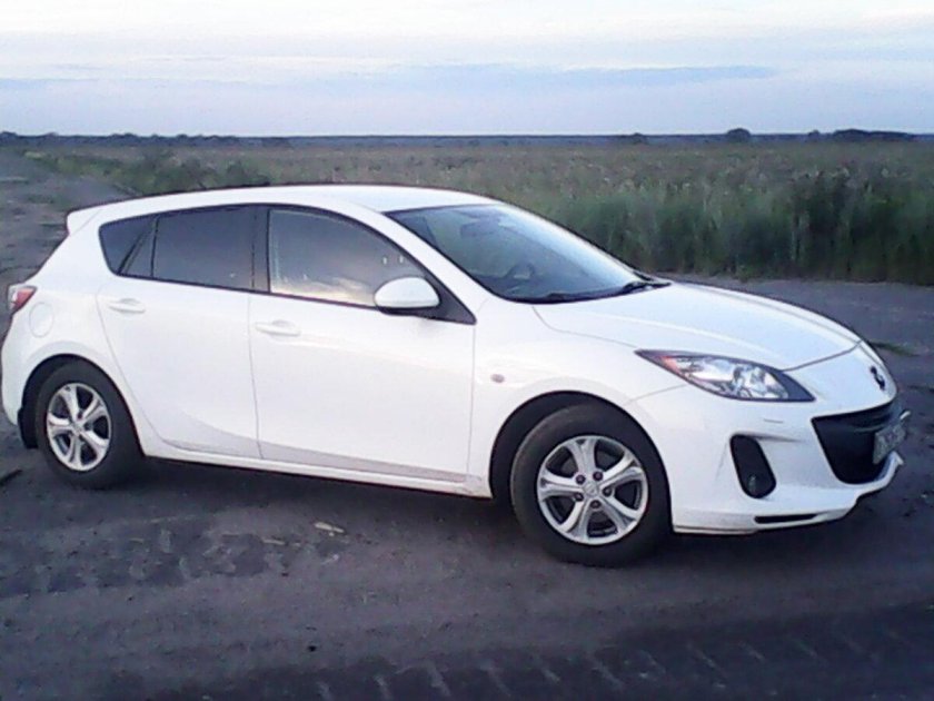 Мазда 3 хэтчбек белая