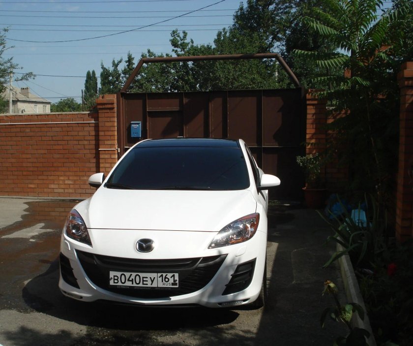 Белая Мазда 3 бл с черной крышей