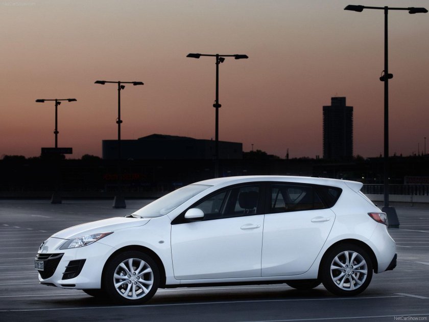 Мазда 3 хэтчбек белая