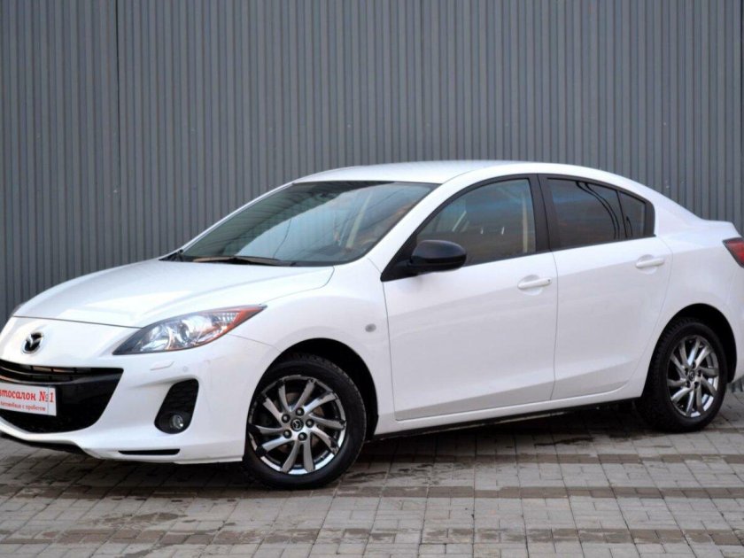 Мазда 3 белая