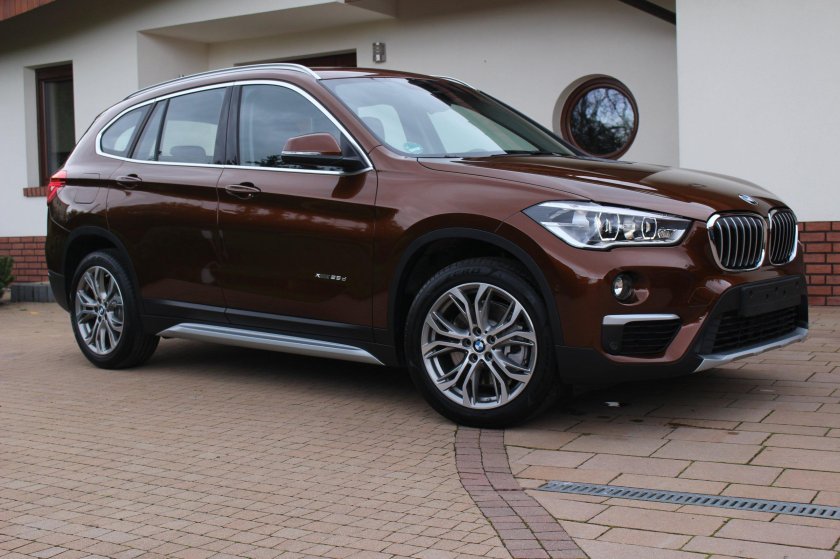 BMW x1 коричневый