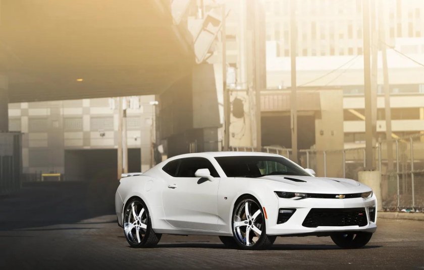 Шевроле Камаро белая