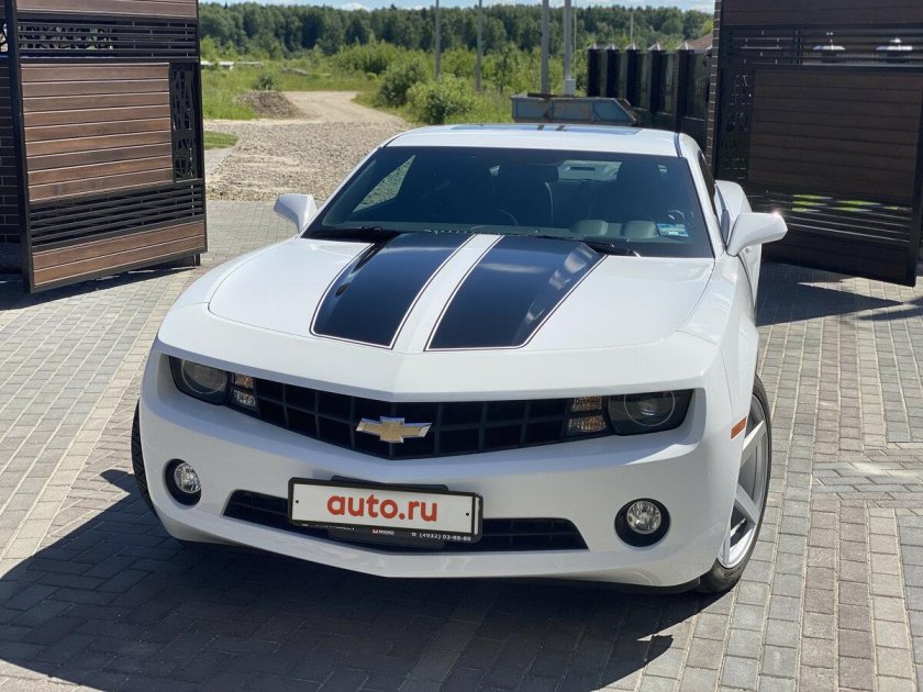 Шевроле Камаро белая