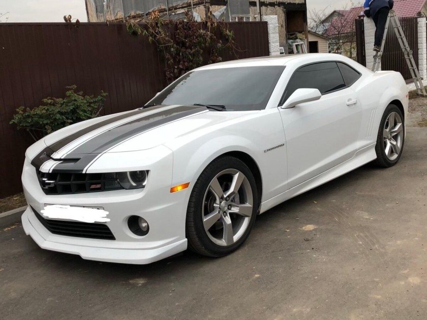 Шевроле Камаро белая