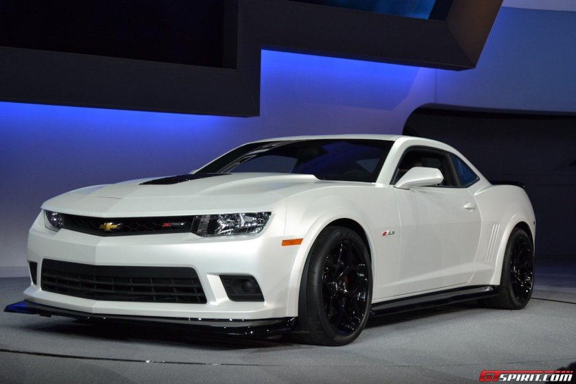 Шевроле Камаро белая
