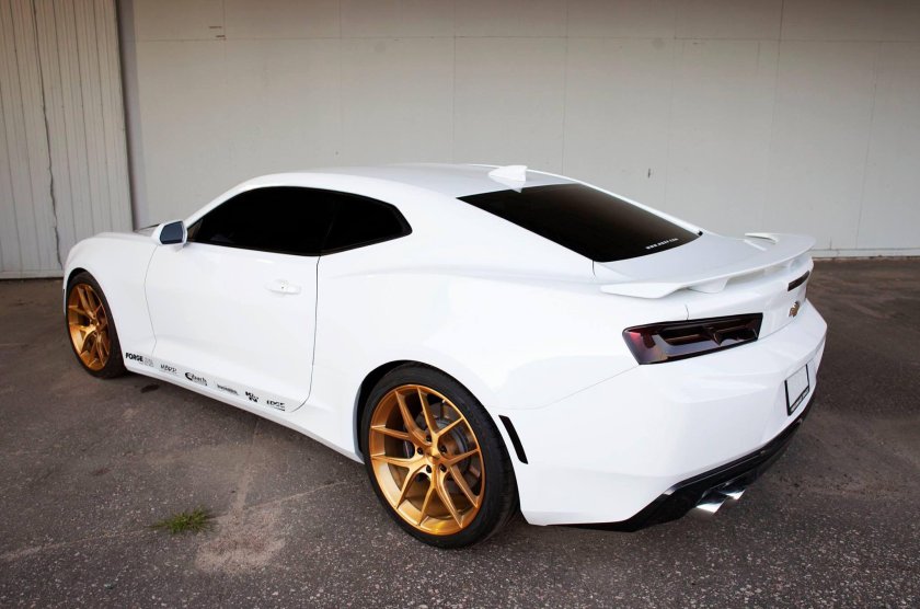 Шевроле Камаро белая