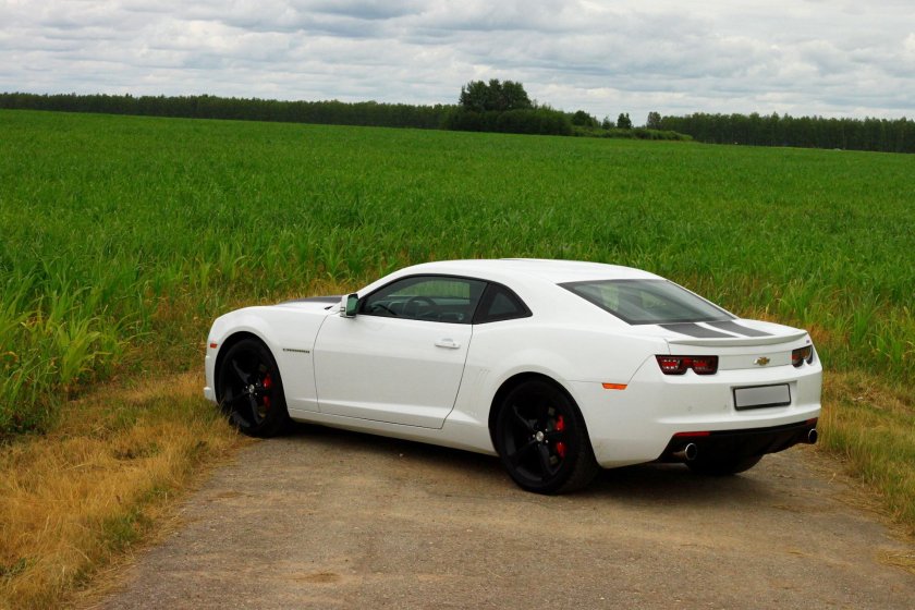 Шевроле Камаро белая