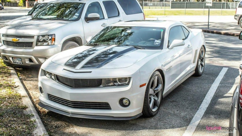 Шевроле Камаро белая