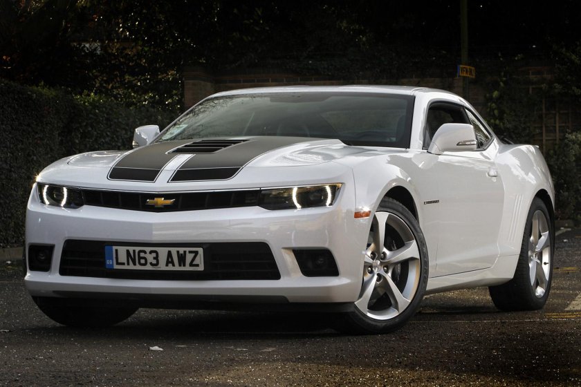 Chevrolet Camaro белая