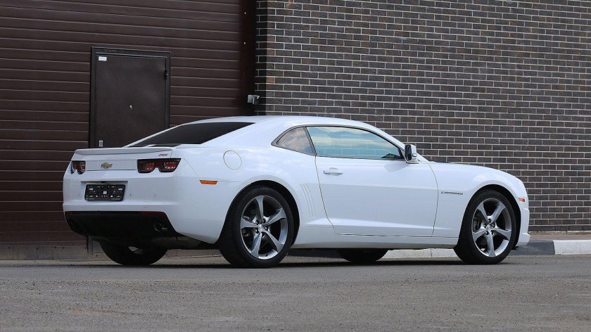 Шевроле Камаро белая