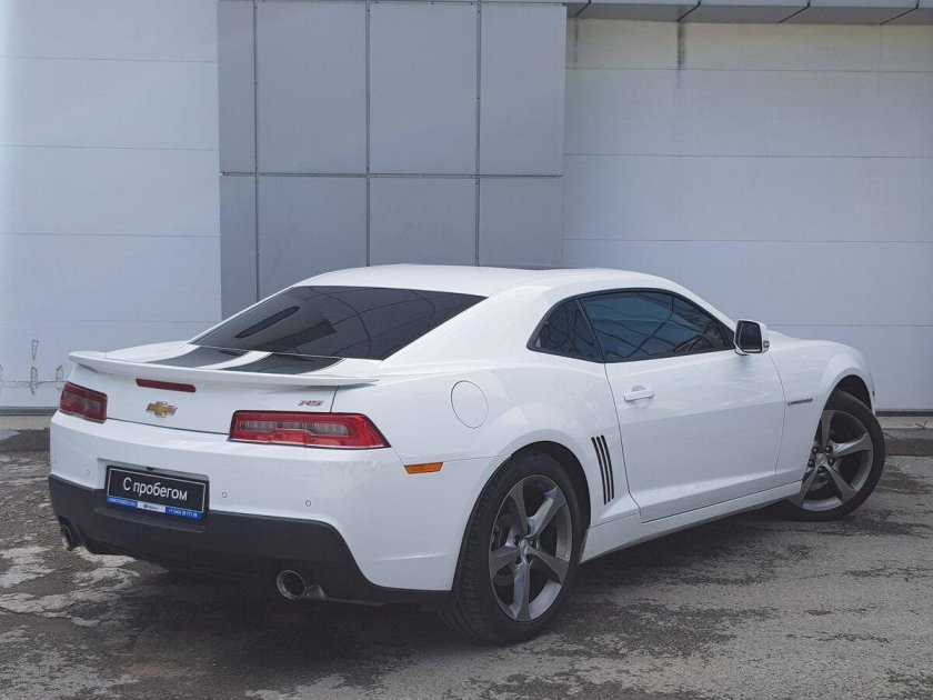 Шевроле Камаро белая