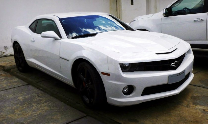 Шевроле Камаро белая