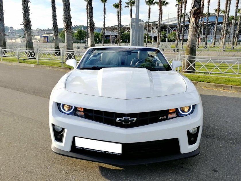 Шевроле Камаро белая