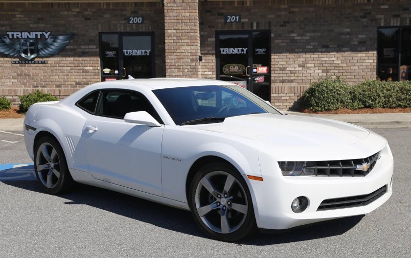 Шевроле Камаро белая