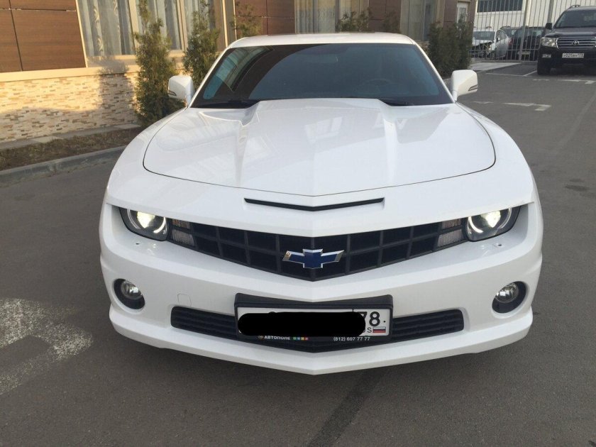 Белый Шевроле Камаро 2014