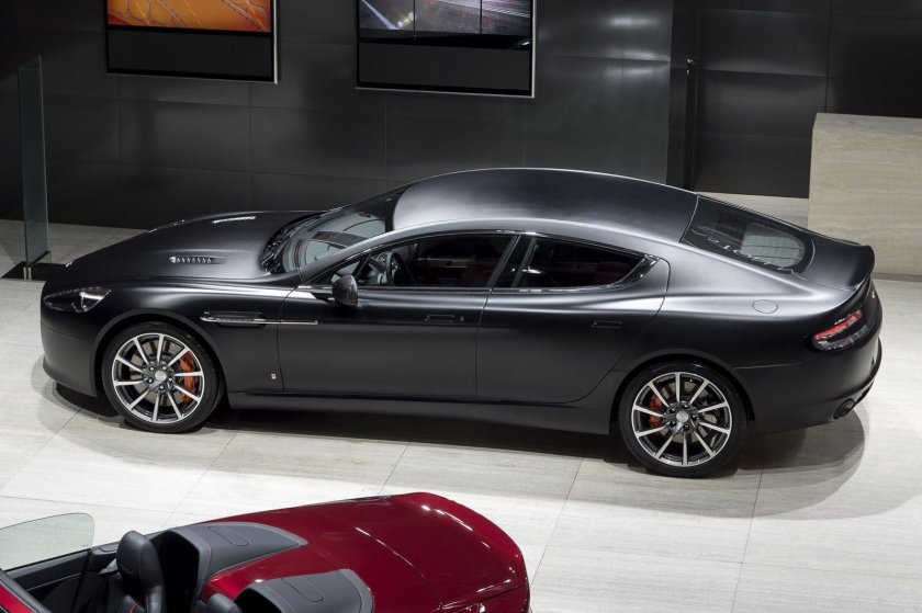 Астон Мартин четырехдверный