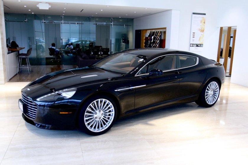 Астон Мартин четырехдверный