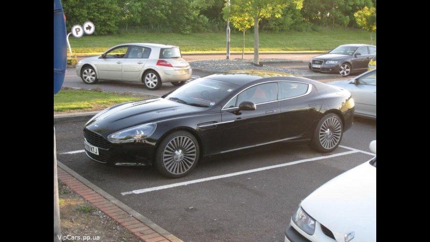 Астон Мартин четырехдверный