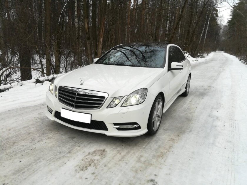 Мерседес Бенц е200 белый