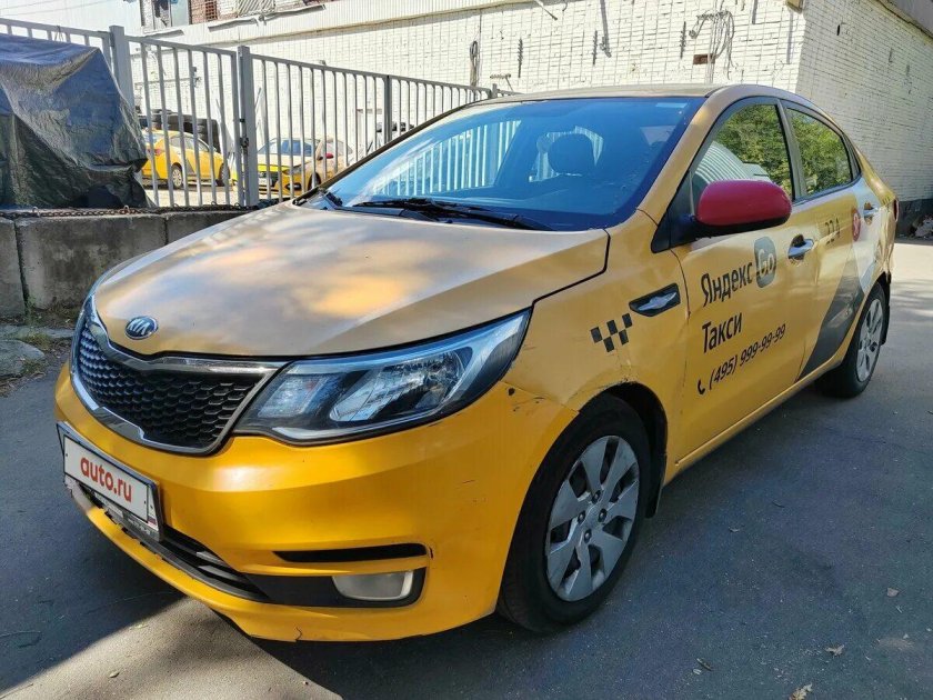 Киа Рио желтая