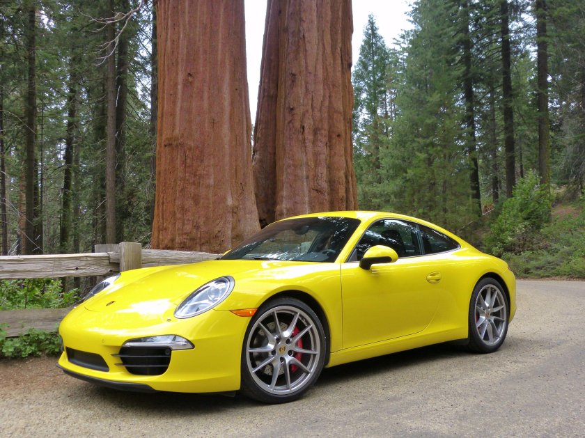 Порше 911 желтый