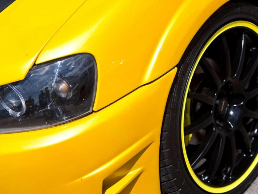 Машина с желтыми колесами