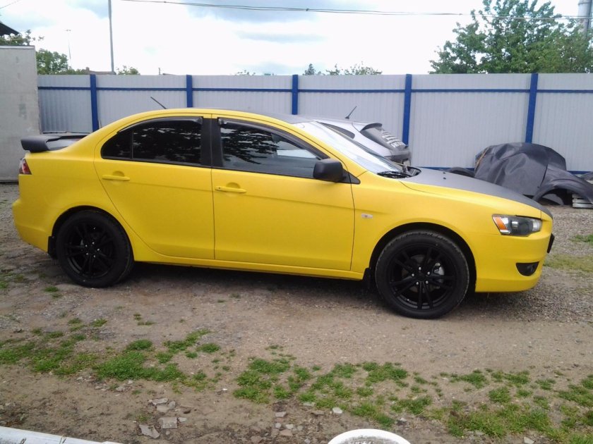 Желтый цвет авто