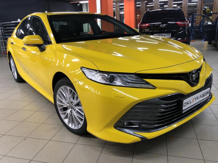 Toyota Camry желтая