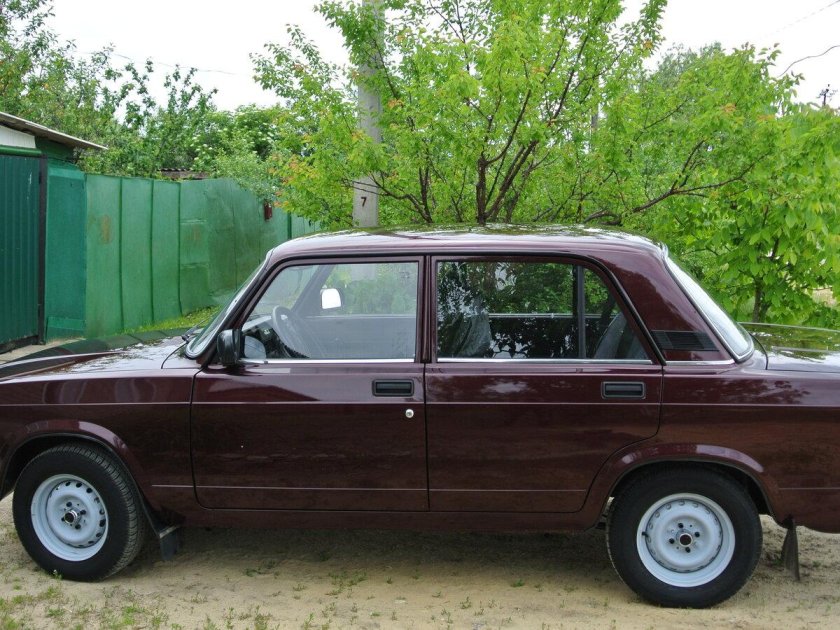 ВАЗ 2107 седан пурпурный механика