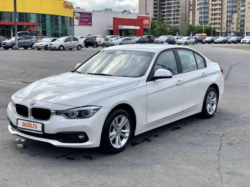 Белая БМВ 318i