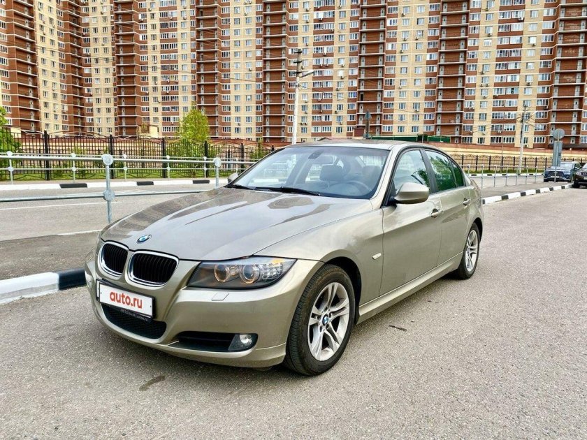 БМВ бежевого цвета