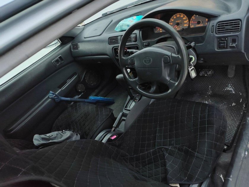 Серая тойота