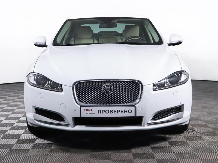 Jaguar XF белый
