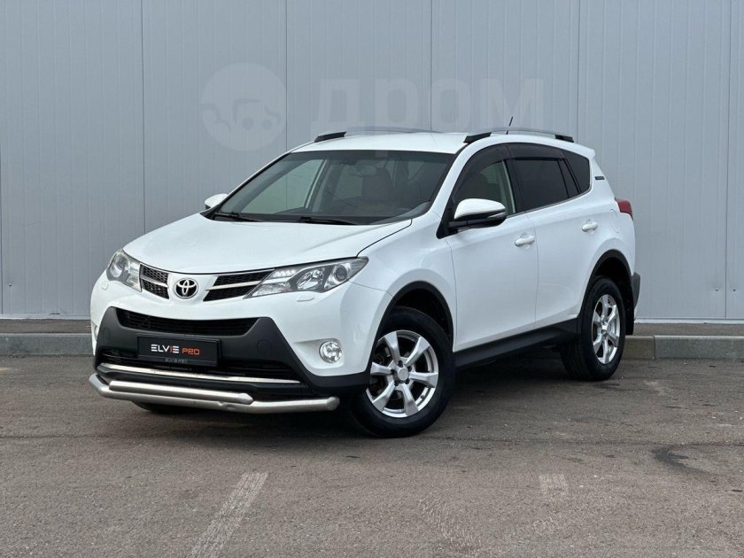 Белая тойота рав 4