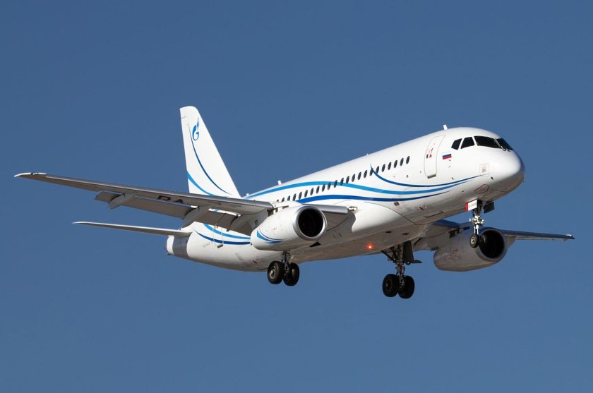 SSJ-100 самолет