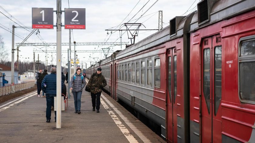 Пригородный поезд