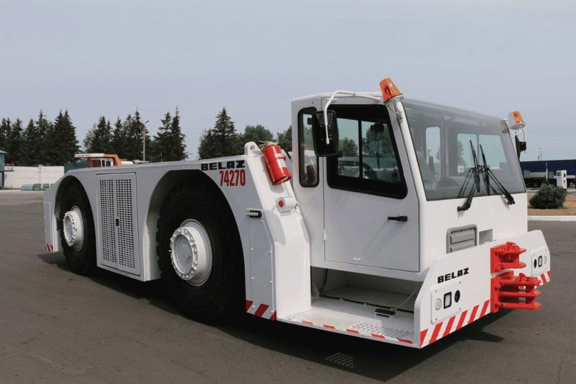 Аэродромный тягач БЕЛАЗ-74270