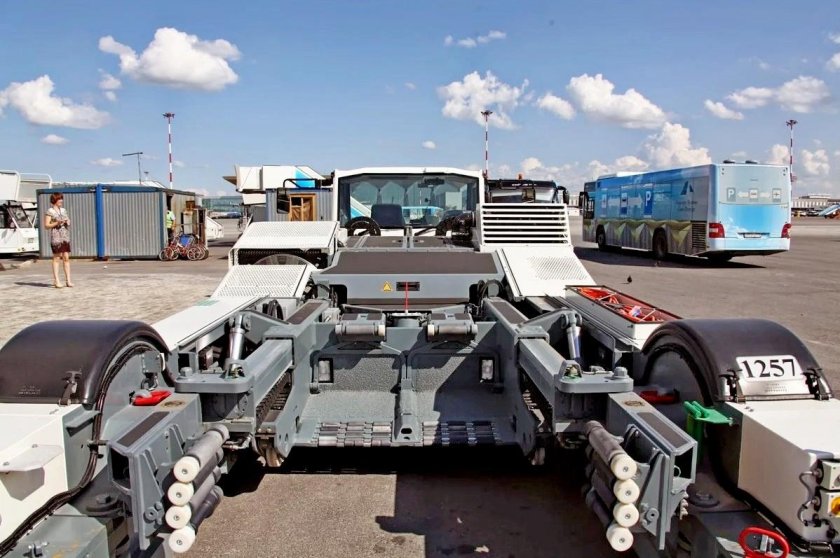 Безводильный тягач Goldhofer AST 3