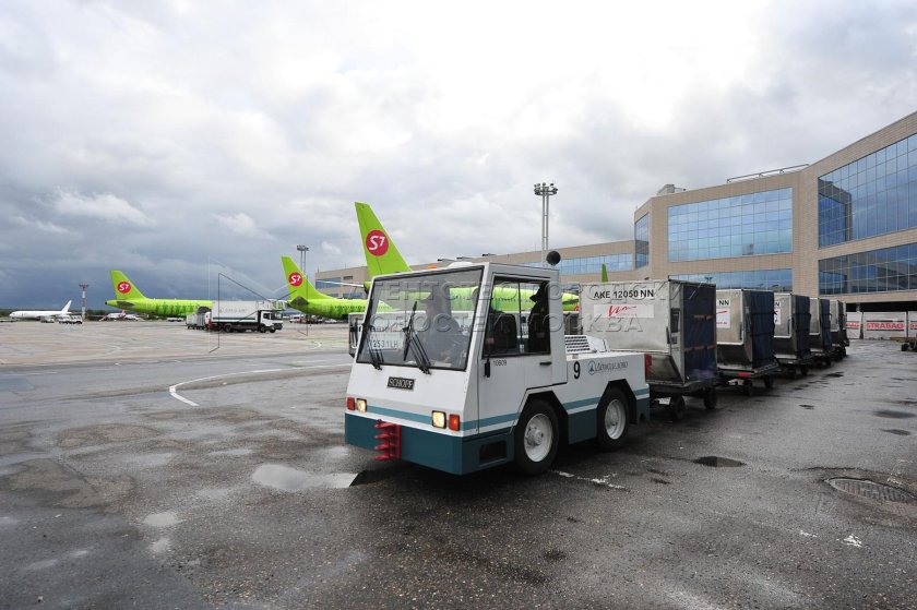 Багажный тягач Шереметьево