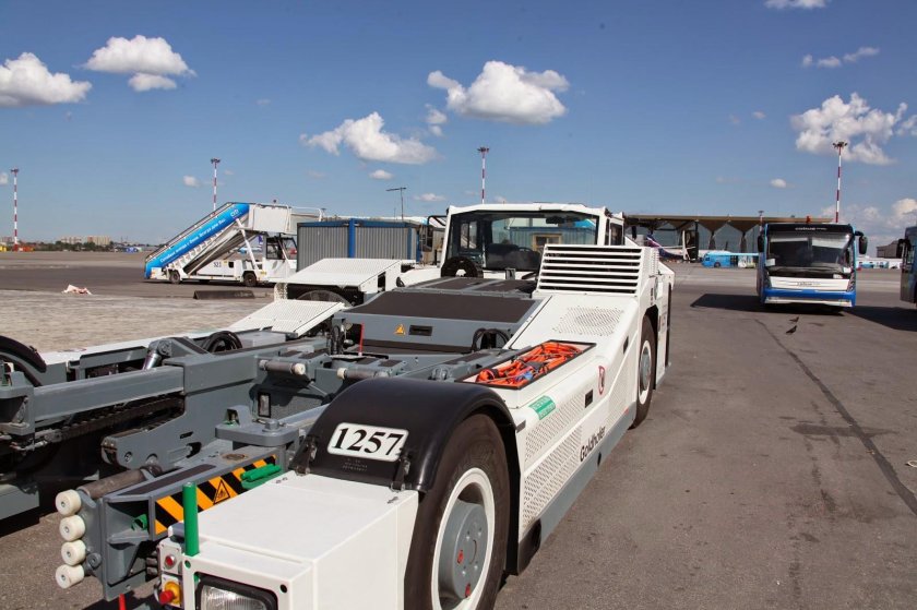 Аэродромный тягач Пулково