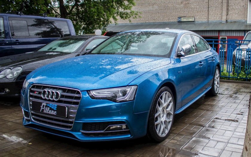 Audi s5 синяя