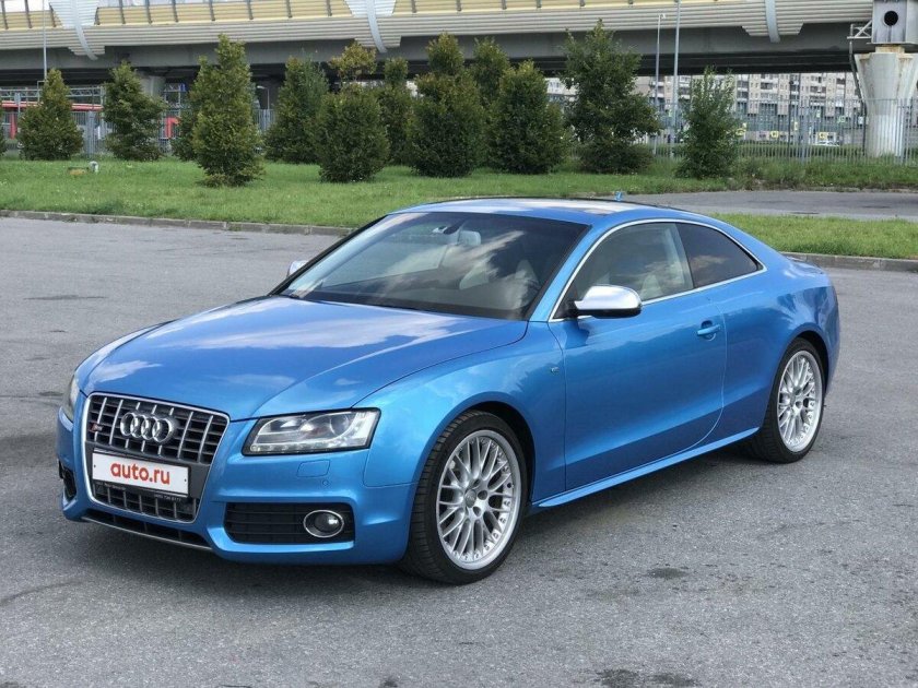 Ауди с двумя дверями голубого цвета
