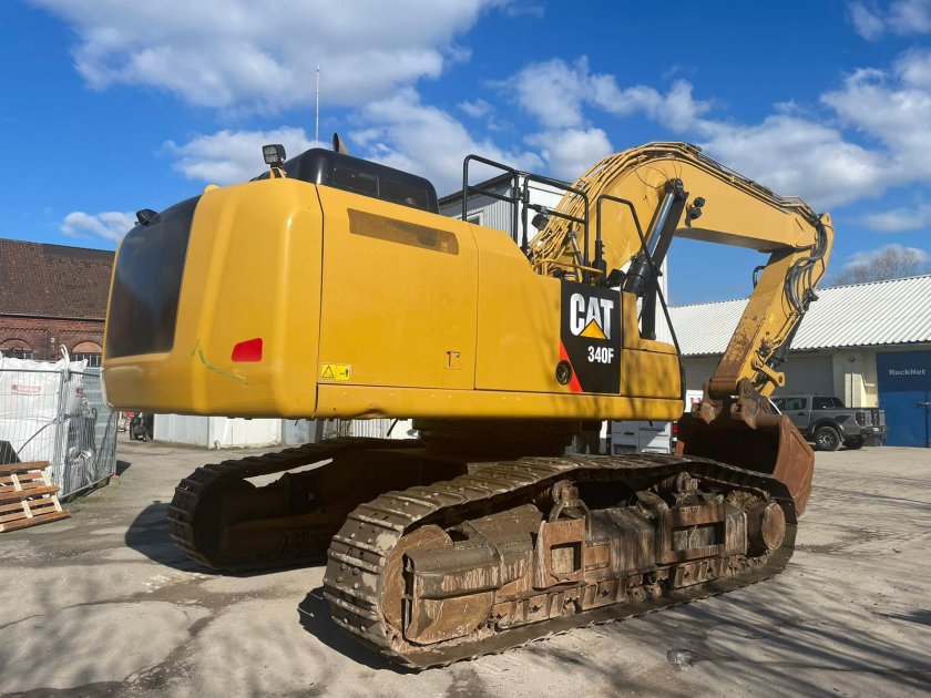 Гусеничный экскаватор катерпиллер