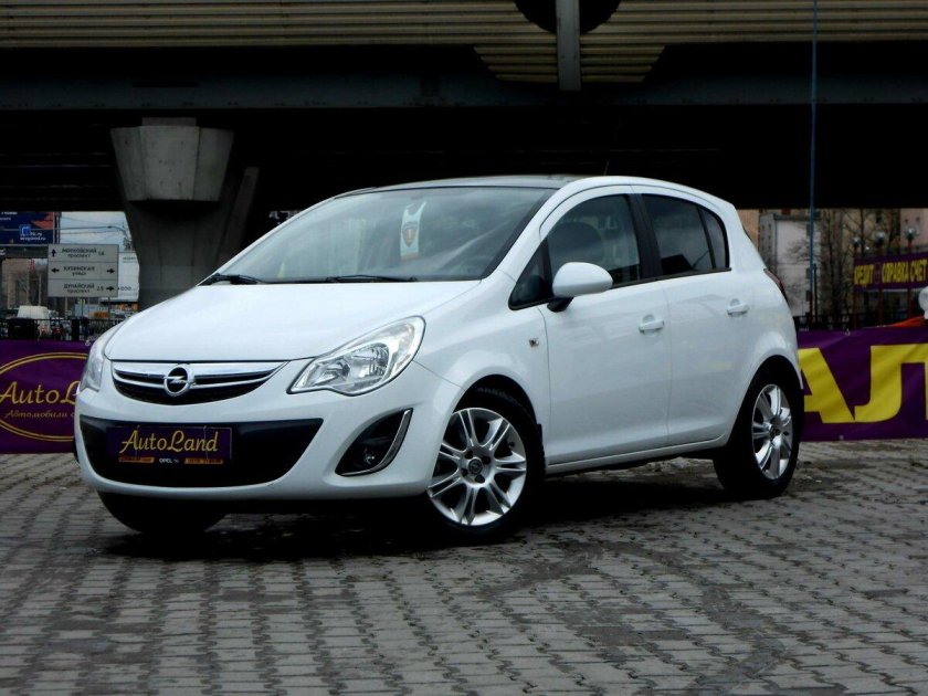 Opel Corsa 2011 белая
