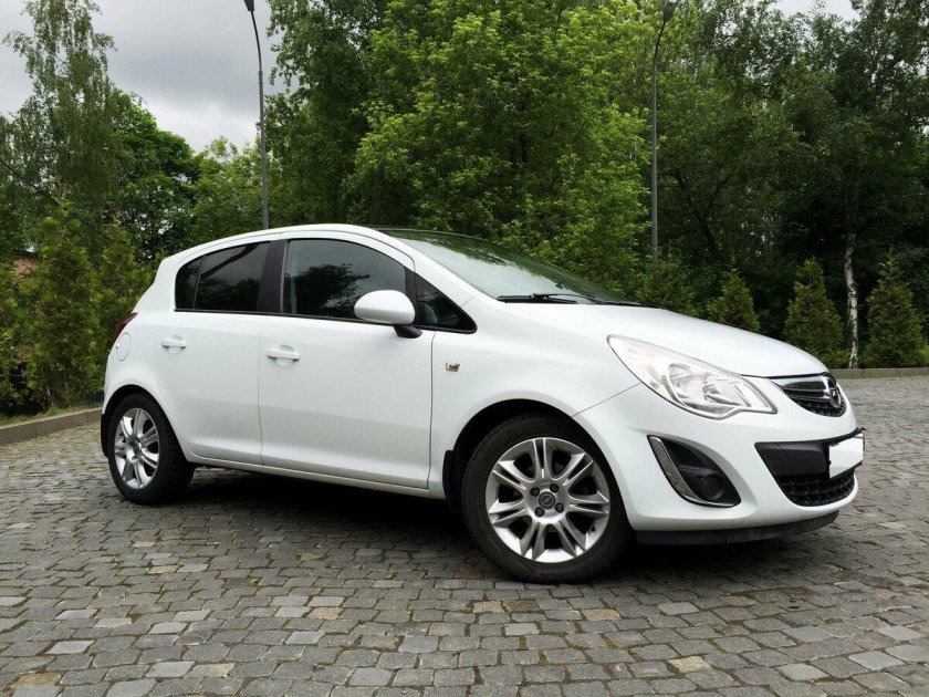 Opel Corsa 2011 белая