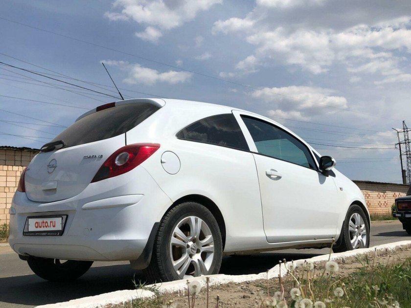 Опель Корса белая