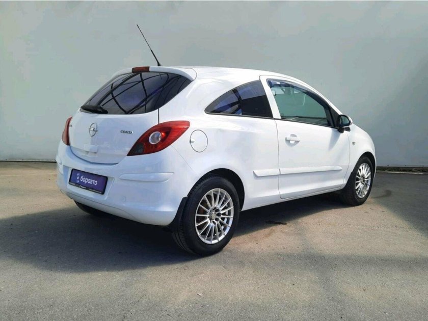 Opel Corsa белый