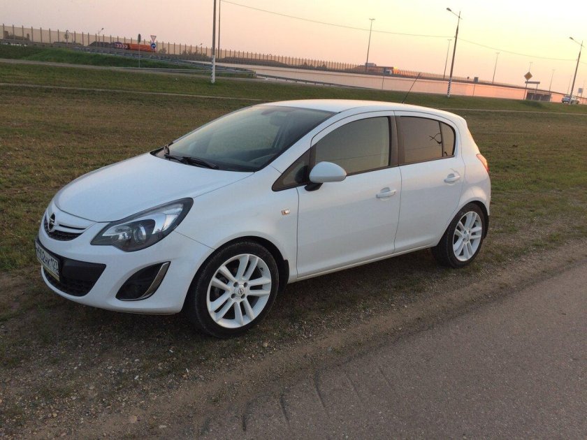 Opel Corsa белый