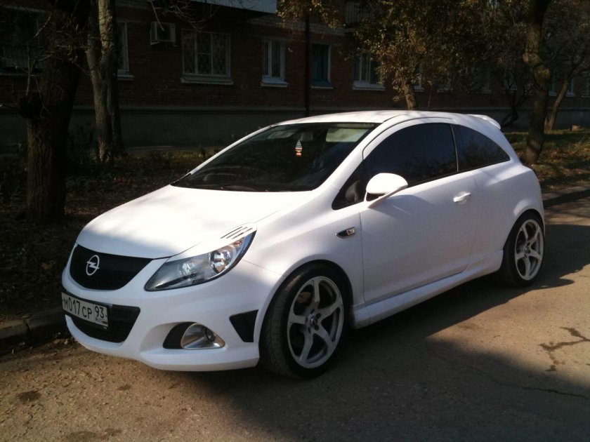 Opel Corsa белый